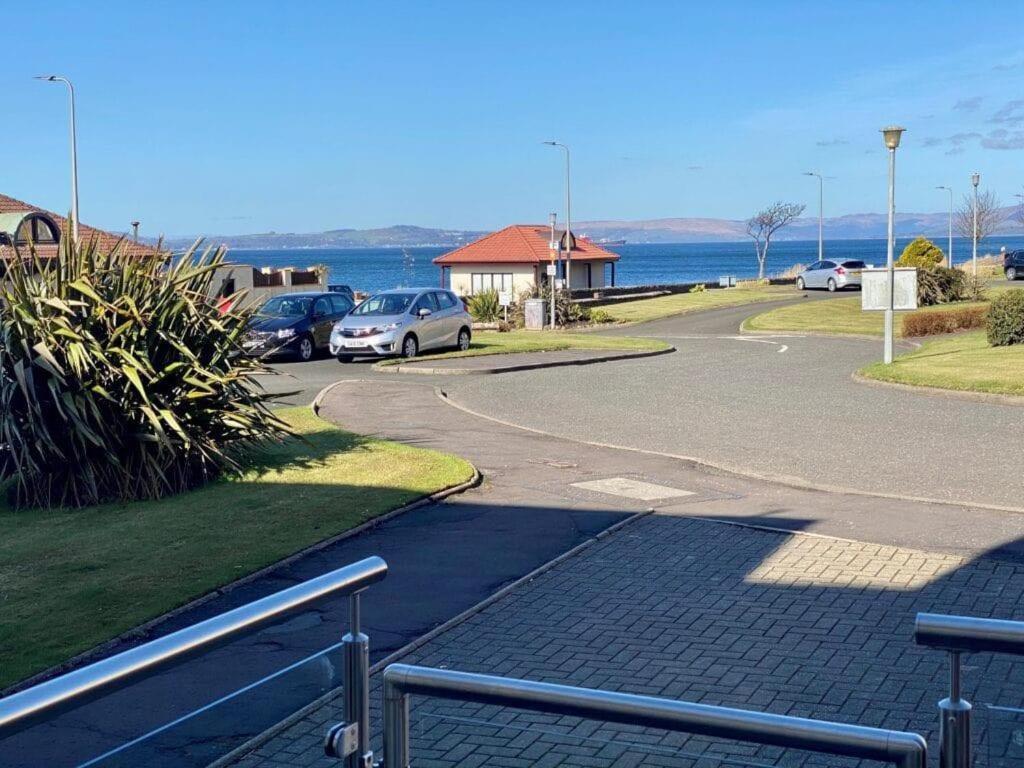 Largs Sea Front, Modern Apartment Exterior photo